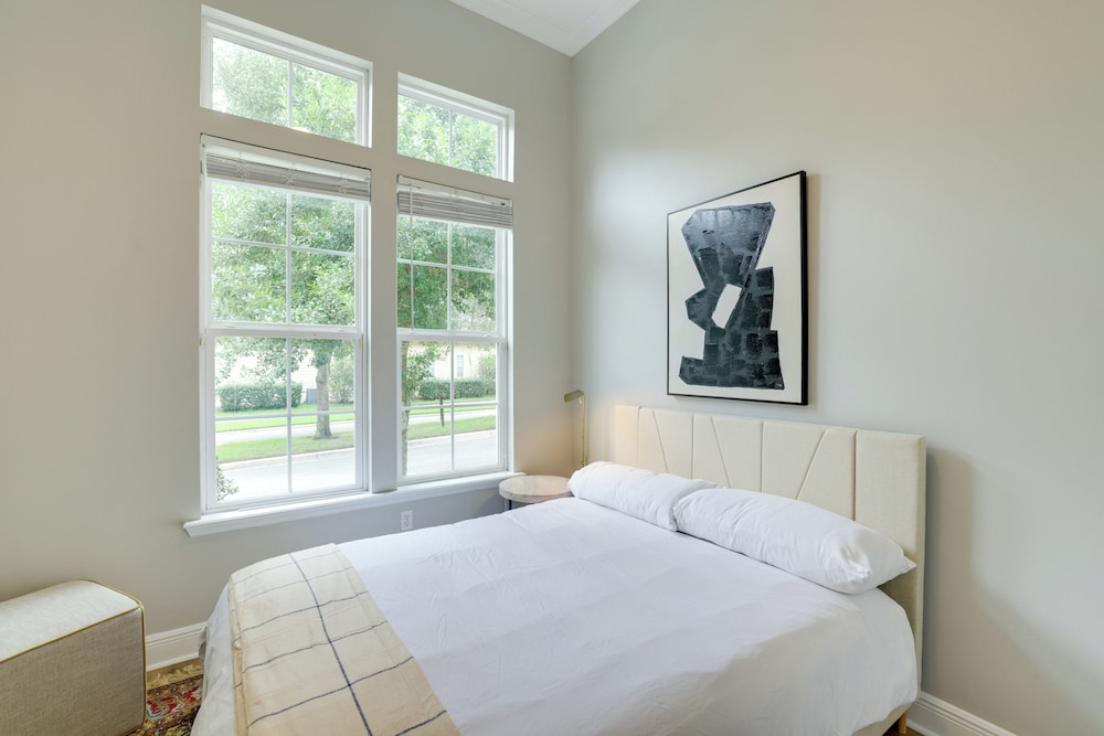 Townhome w/ Patio < 5 Mi to UF Campus!