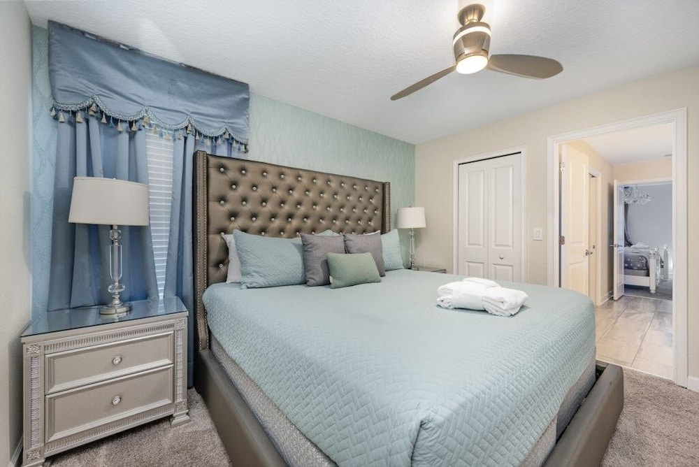 9 Bed Pool, Spa, Movie Room & Game Room! 9 Bedroom Home by RedAwning