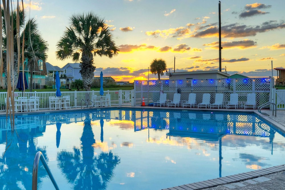 Sleeps 22 3 Condos in Beachfront Complex w/ Pool, Pickleball Island Retreat