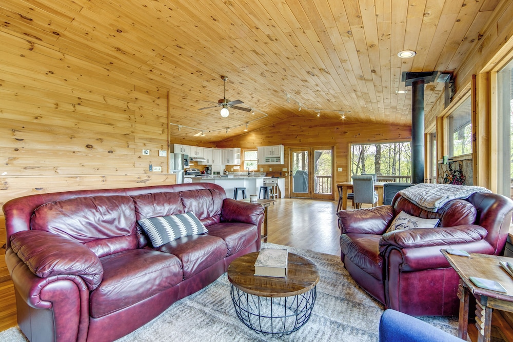 10 Mi to Waynesville: Cabin w/ Hot Tub & Mtn Views