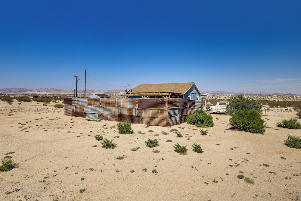 Boho Bungalow w/ Hot Tub: 16 Mi to Joshua Tree NP