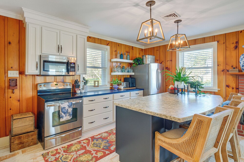 Hot Tub & Dock: Riverfront Cottage in Deltaville