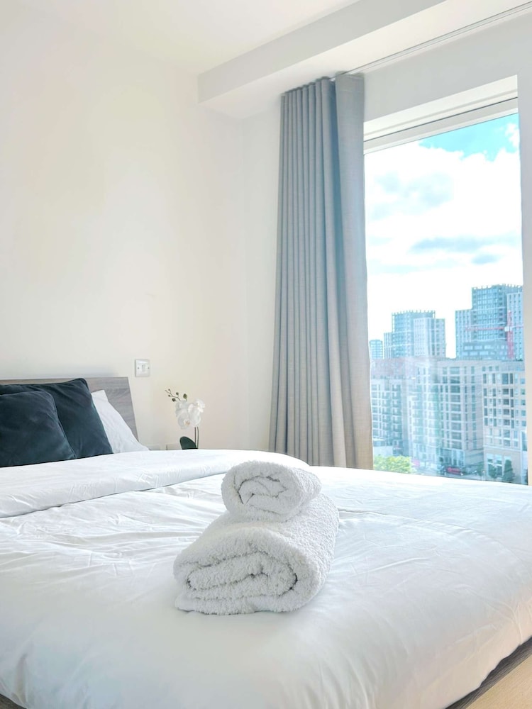 East London 2-bed Apt Sleeps 4, 7 min Walk to Tube