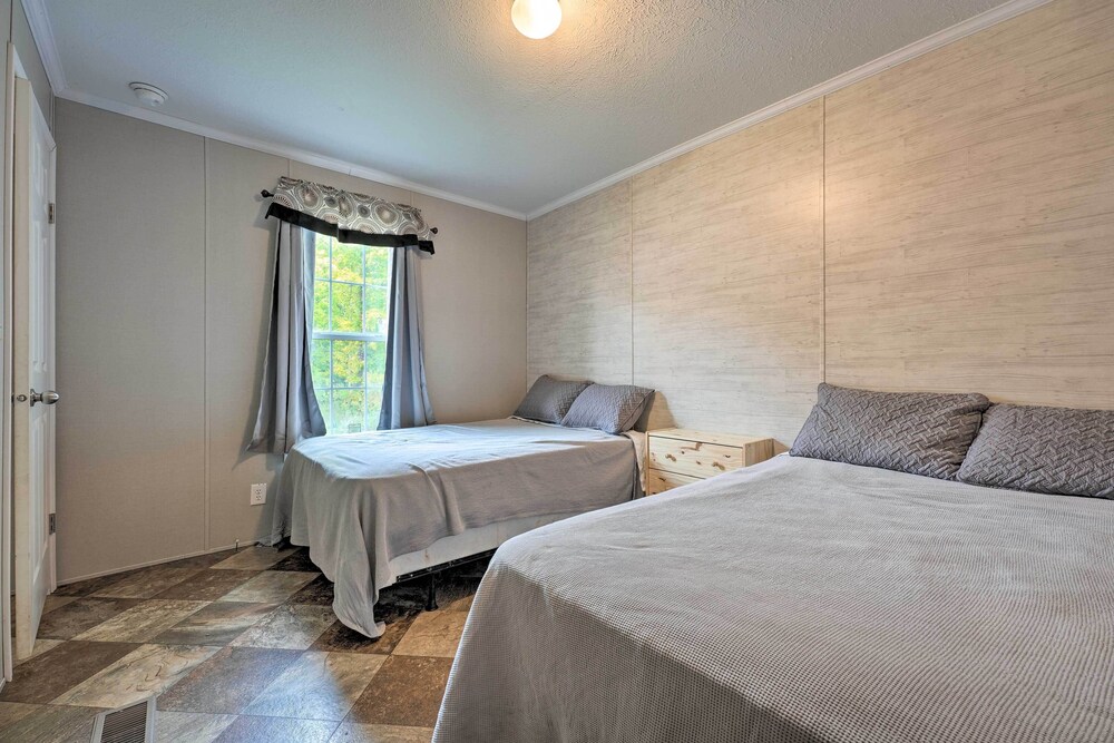 Cozy Cabin: Community Pool & Lakefront Beach! view 2