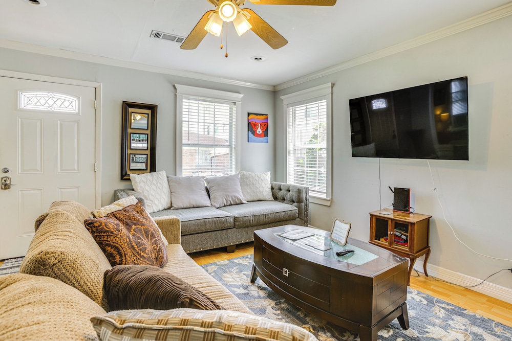 9 Mi to Downtown Houston: Cozy Cottage w/ Patio!