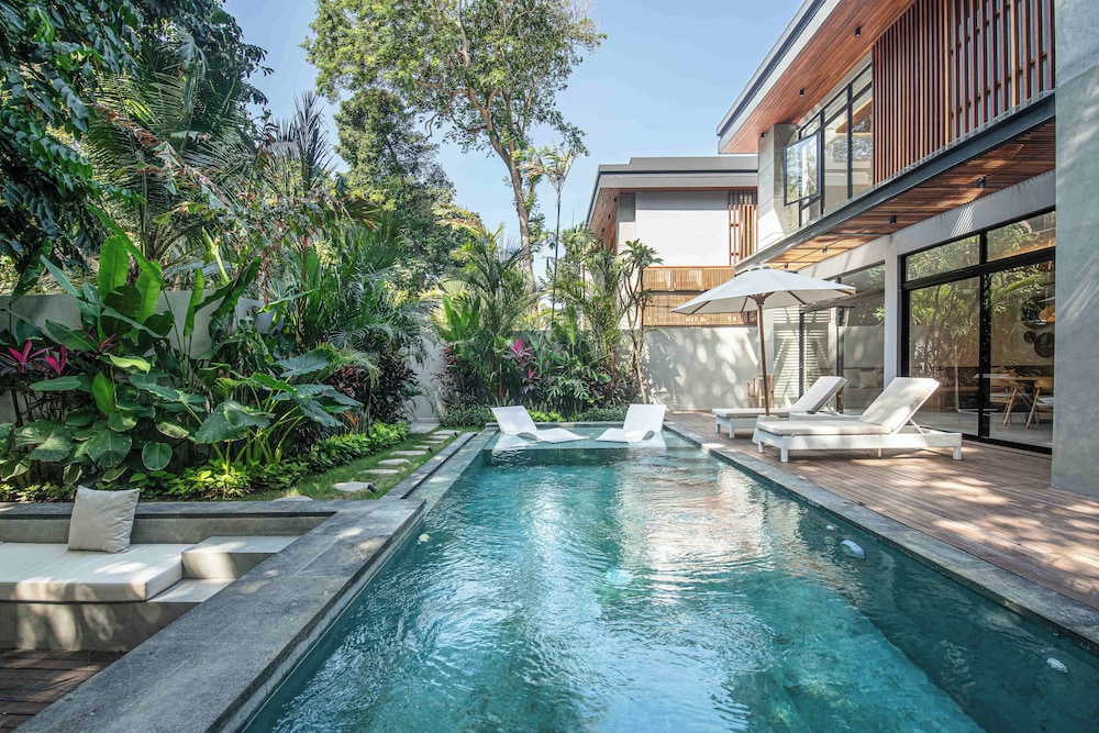 Enchanting 5BR Canggu Villa Moments to Sea