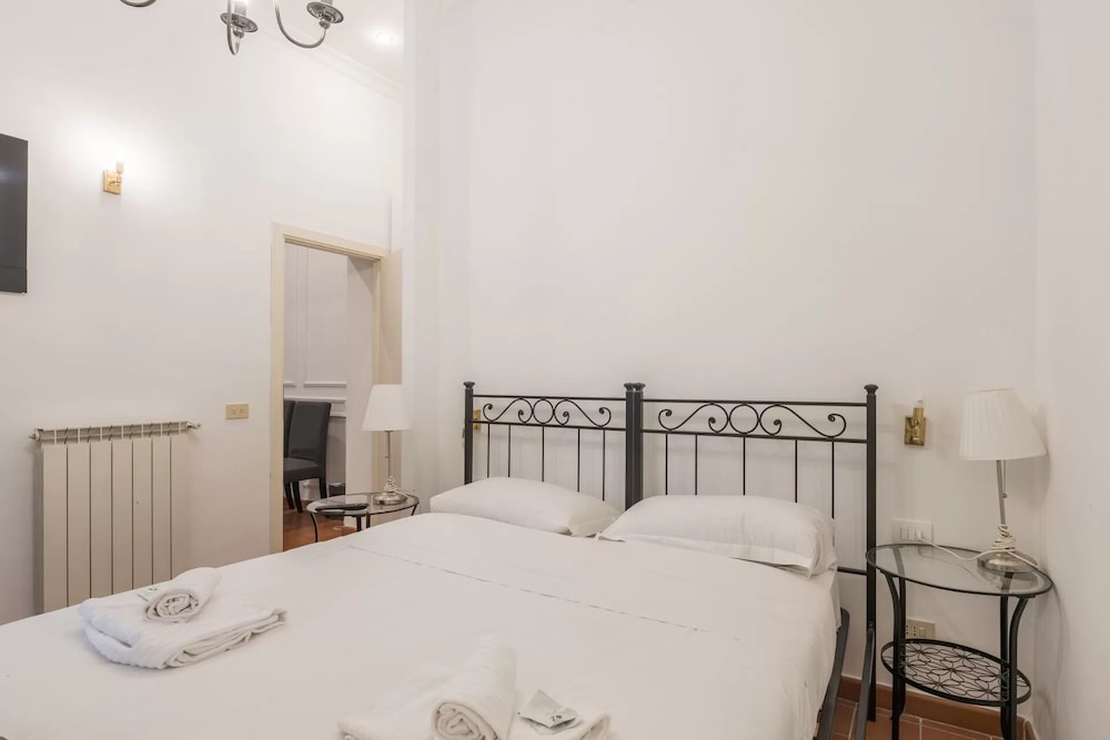 JOIVY Flats Next To Fontana di Trevi
