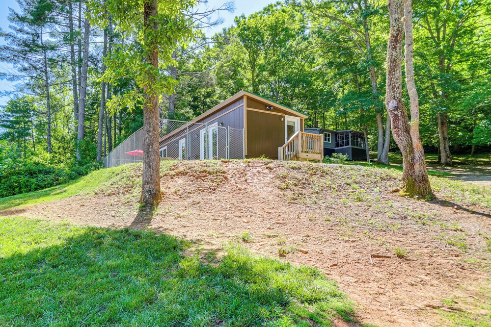 Cozy + Convenient Blairsville Cabin w/ Deck!