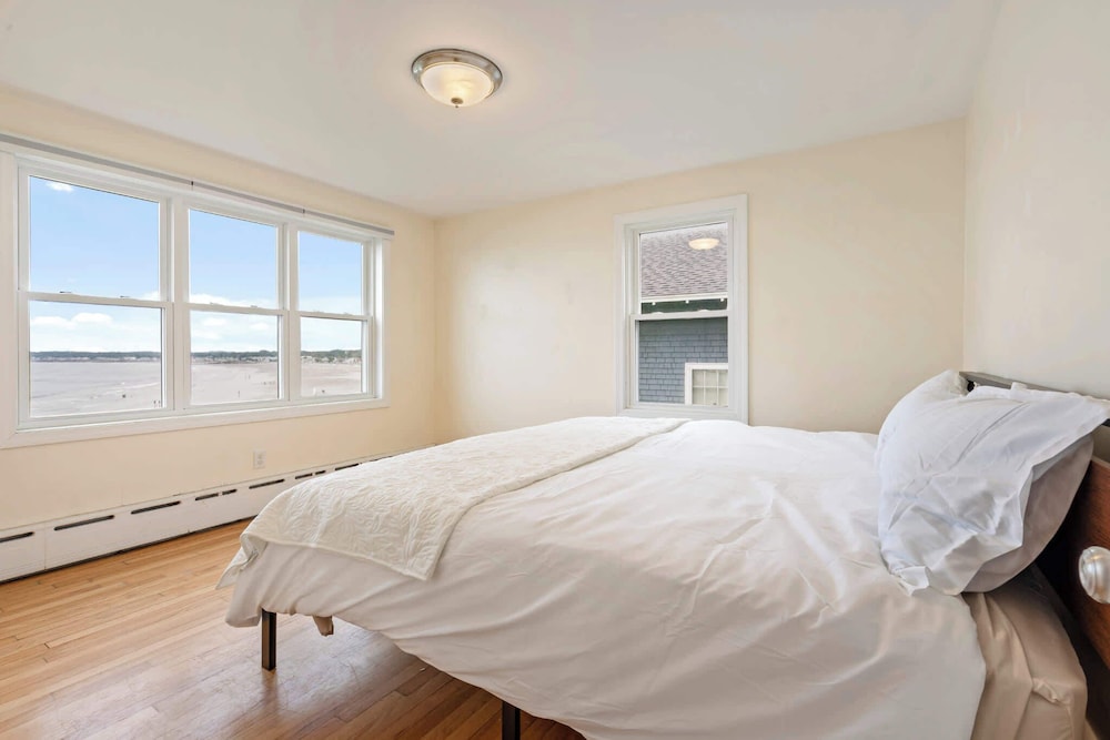 Oceanfront Ping Pong 1 Min Walk to Beach Pets Welcome