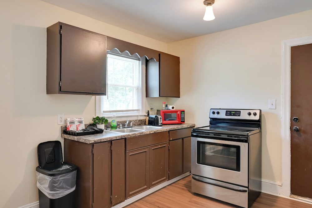 5 Mi to Uptown: Charlotte Hideaway w/ Yard