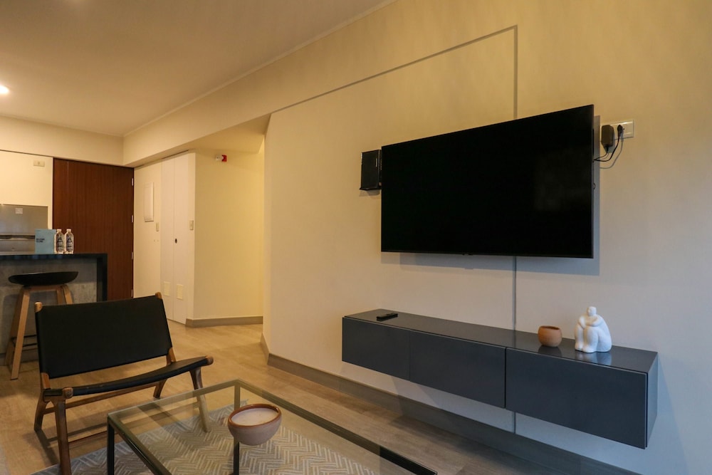 w Glorious 2BR w Balcony in San Isidro
