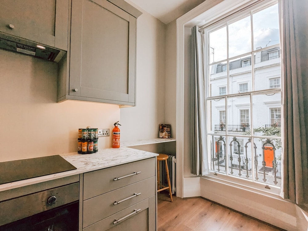 The Modern and Bright Warwick Way Apartment photo 2