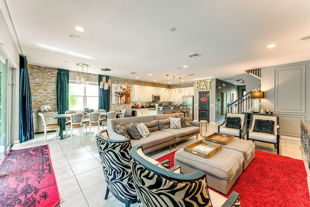 Themed Rooms, Pool & More! Custom Davenport Villa