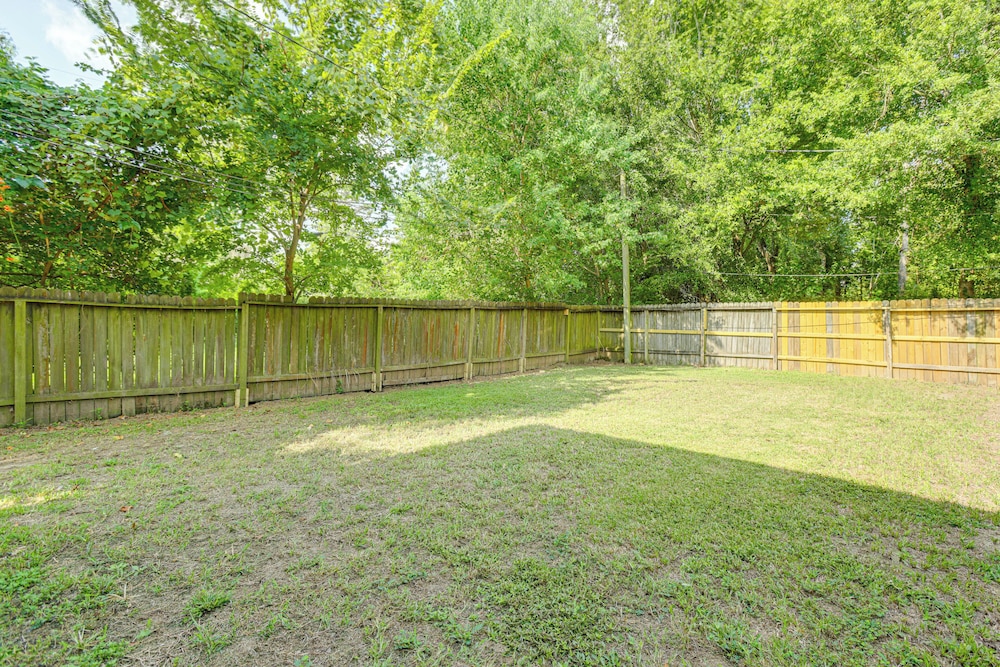 11 Mi to Dtwn Houston: Pet-friendly Home w/ Yard!
