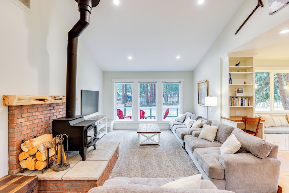 3 Mi to Old Mill District: Family Retreat w/ Yard
