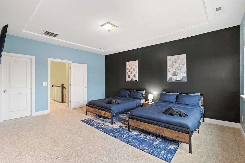 Luxe 3BR Townhouse in Camp North End
