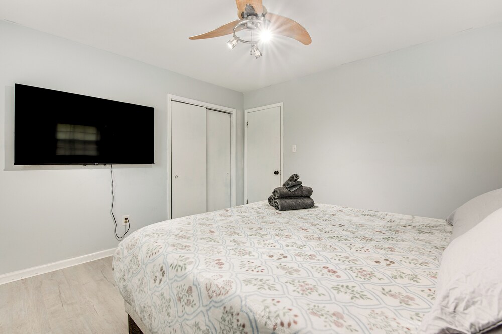 6 Mi to Airport: Riverdale Home w/ Private Pool!