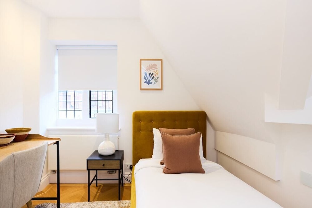 The Charm of Chelsea - Modern 4bdr With Shared Courtyard