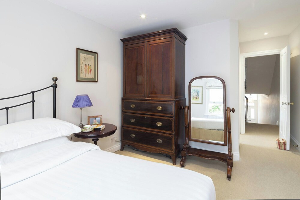 Winchendon Road by Onefinestay