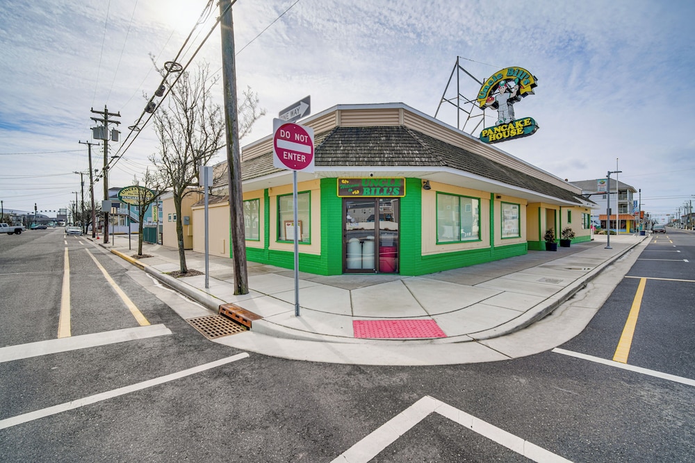 Half-block to Beach & Conventions: Wildwood Studio