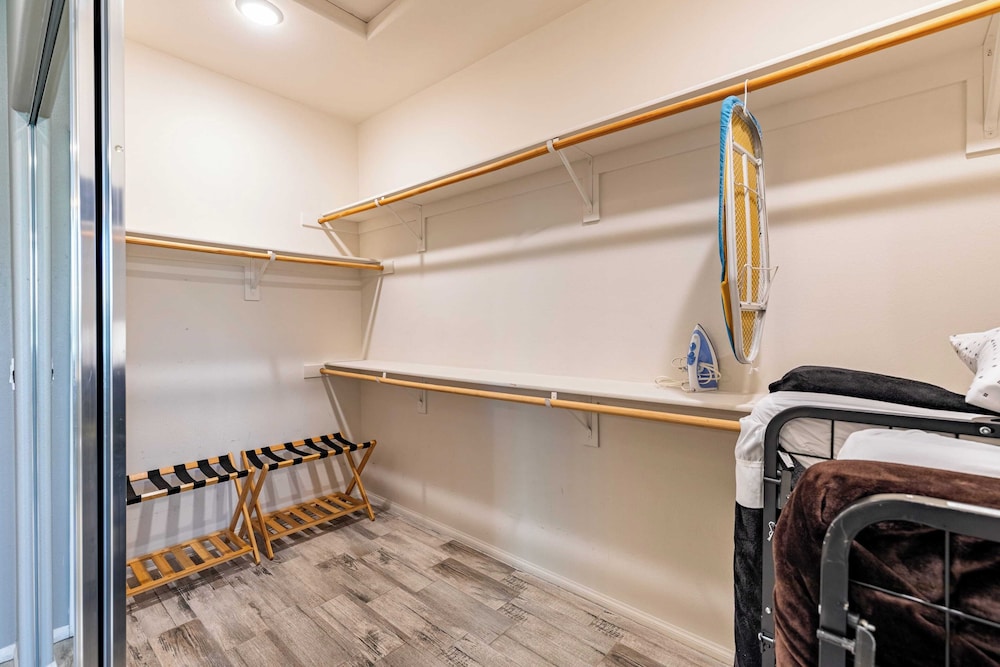 Luxe Indio Stay w/ Pool, Tiki Bar & Fire Pit Near Coachella Longfellow
