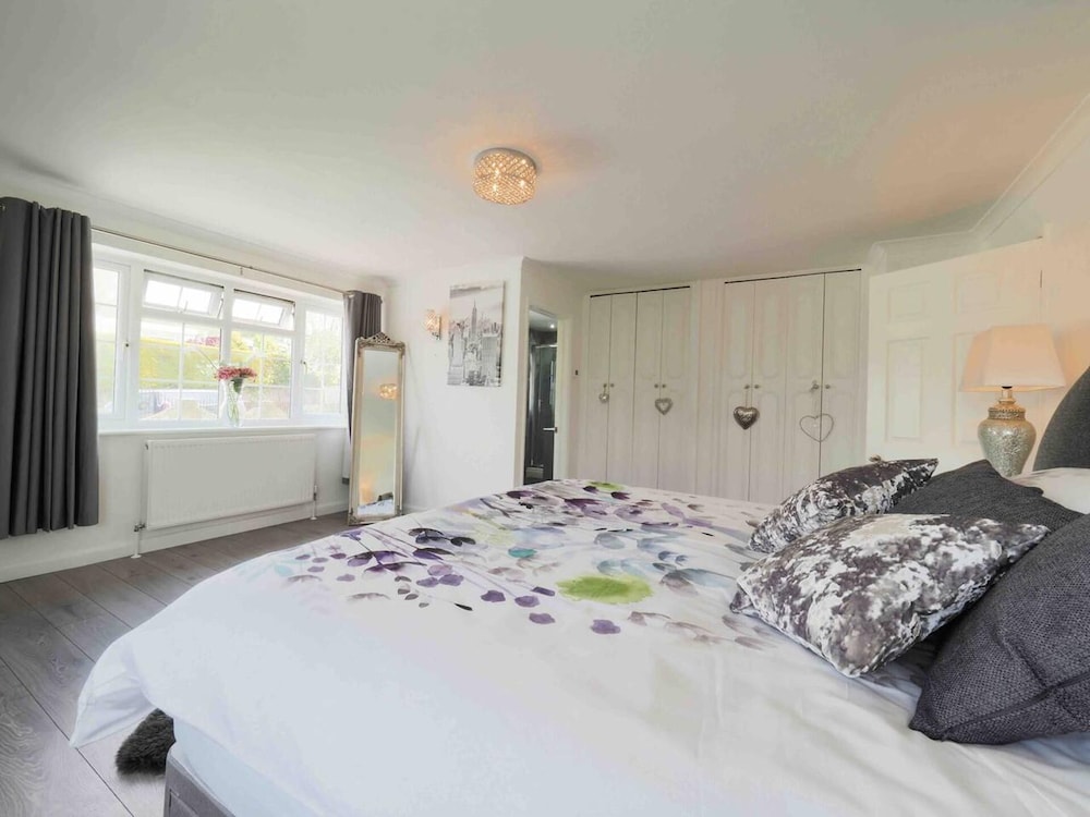 Inviting 7-bed House With sea Views in Hythe view 4