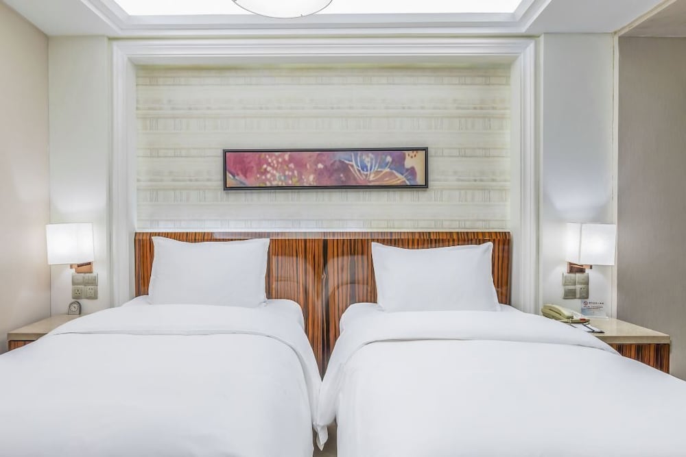 YUN-RAY AMBASSADOR HOTEL