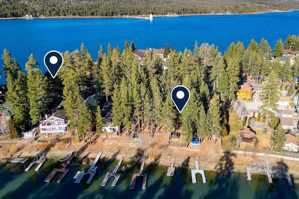 2 Lakefront Homes by Avantstay Sleeps 23, Private Dock+beach, Hot Tub, Fire Pit, Deck Views
