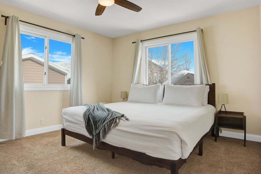 Prospector Place 5 Bedroom Home by RedAwning view 4