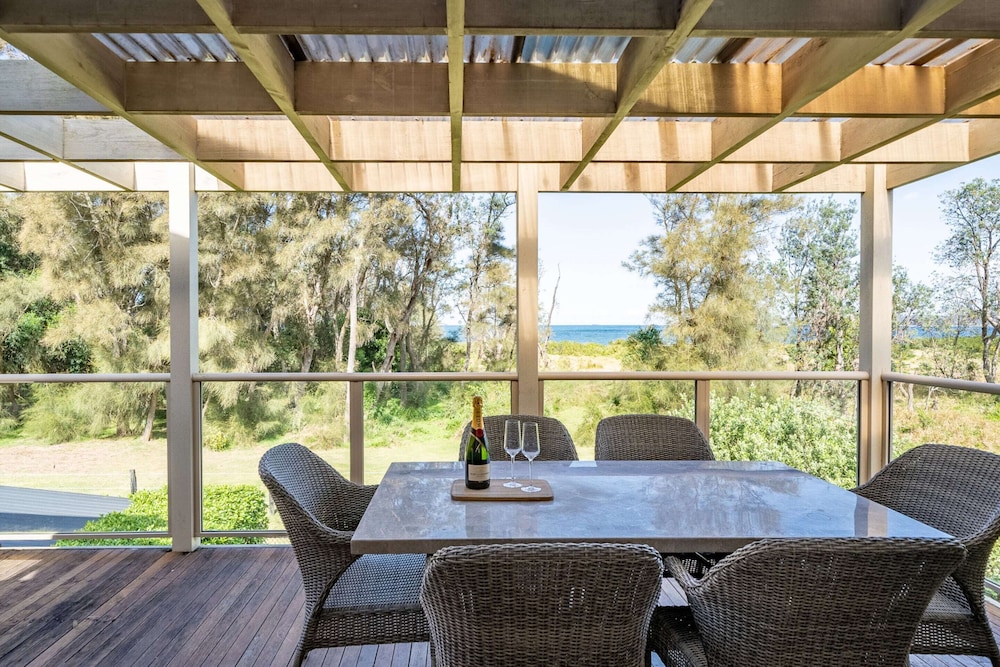 3-bed Seaside Serenity Escape at Long Beach