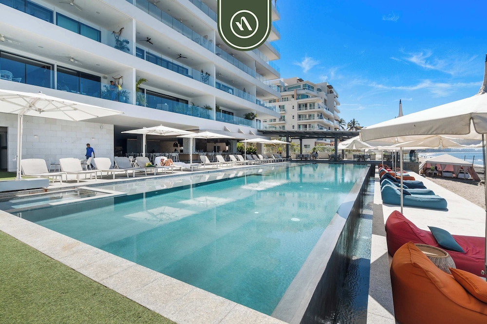 Luxury 2 BR Condo With Dream Pools - Beach - Art