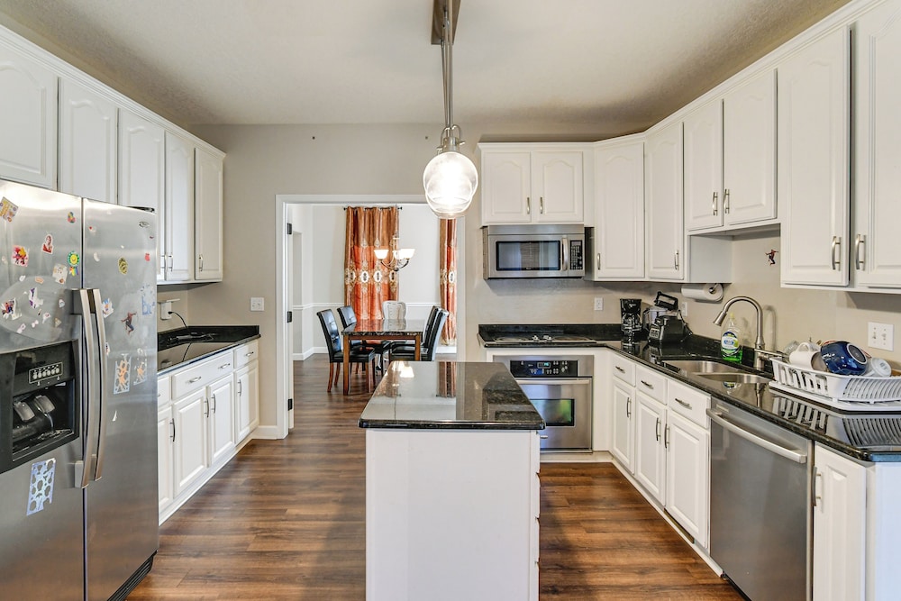 Des Moines Suburb Stay w/ Spacious Layout & Deck!