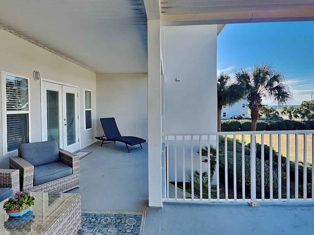 Pavilion Palms #103b
