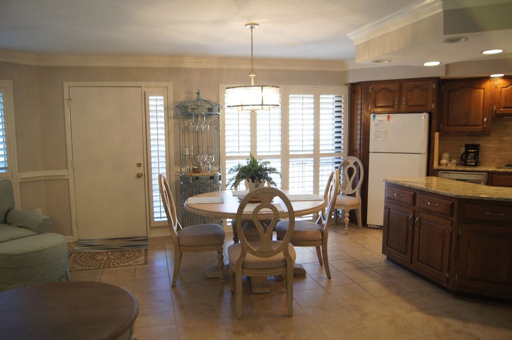 Tilghman Lakes H1 3 Bedroom Condo by RedAwning