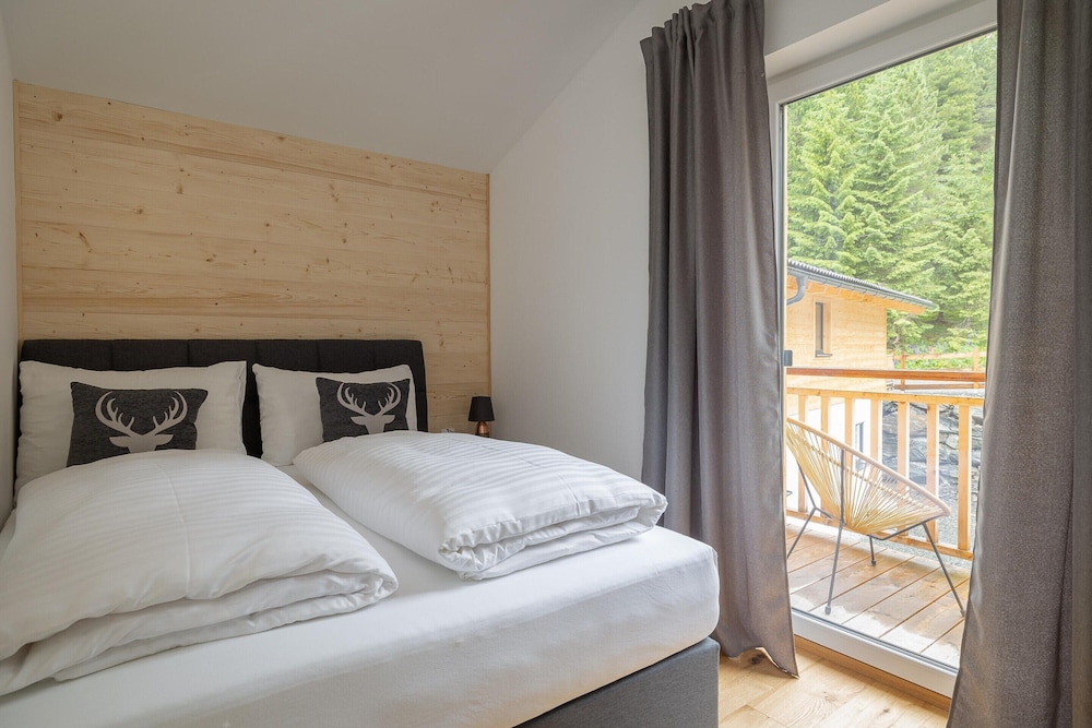Ski-in Chalet With hot tub and Sauna