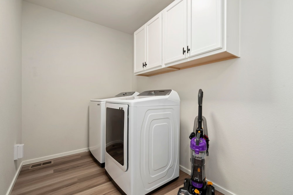 Mosaic Modern - Dog Friendly, Pool + King Suite