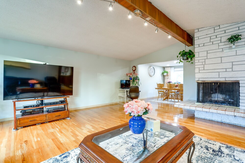 Seattle Vacation Rental w/ Fireplace & Gas Grill! view 5