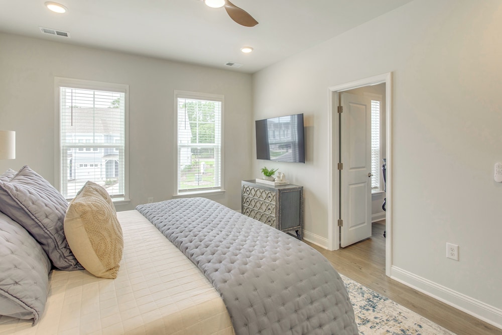 Pool + Shuttle to Ocean! North Myrtle Beach Escape