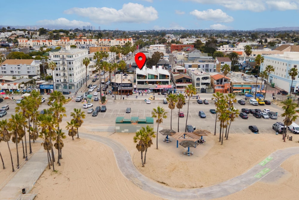 The Santa Monica Sunset - Beachfront Luxury