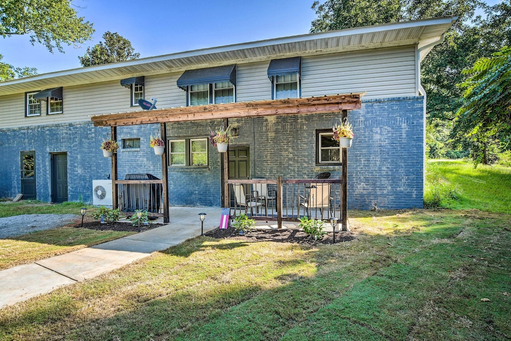 Modern Central Apartment w/ BBQ Patio & Yard! view 5
