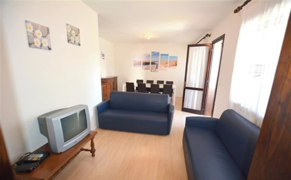 Large row House With Private Fenced Garden for 10 Guests in Lignano Pineta