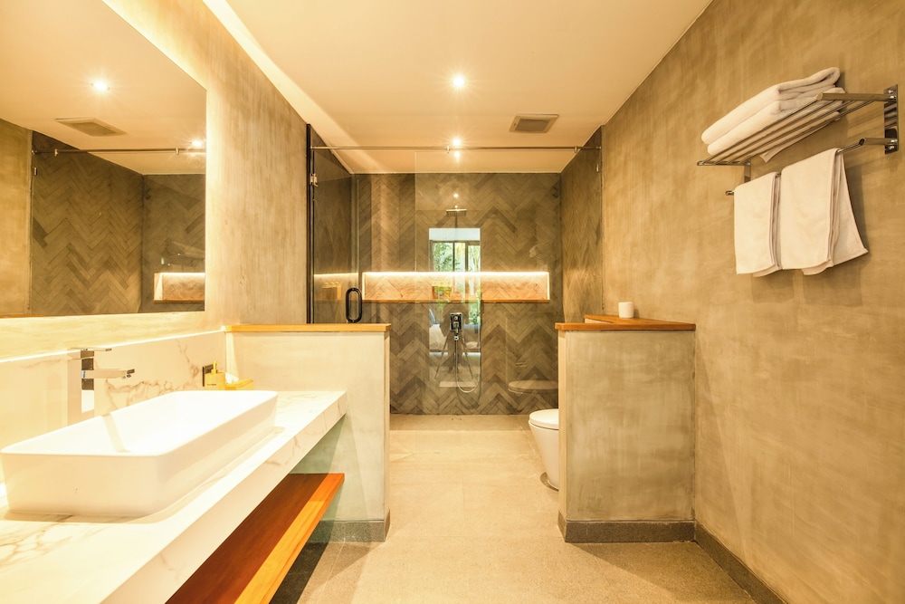 Seaside Escape: 4BR Villa, 190m to Canggu Beach
