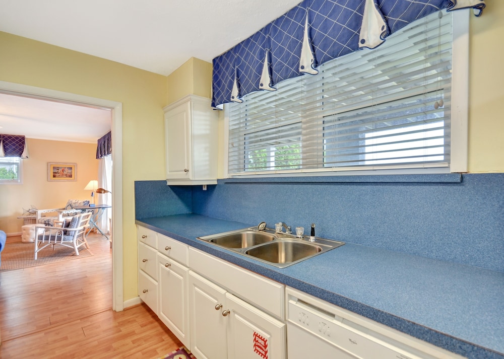 Dog Friendly Ground Level Duplex by RedAwning view 4