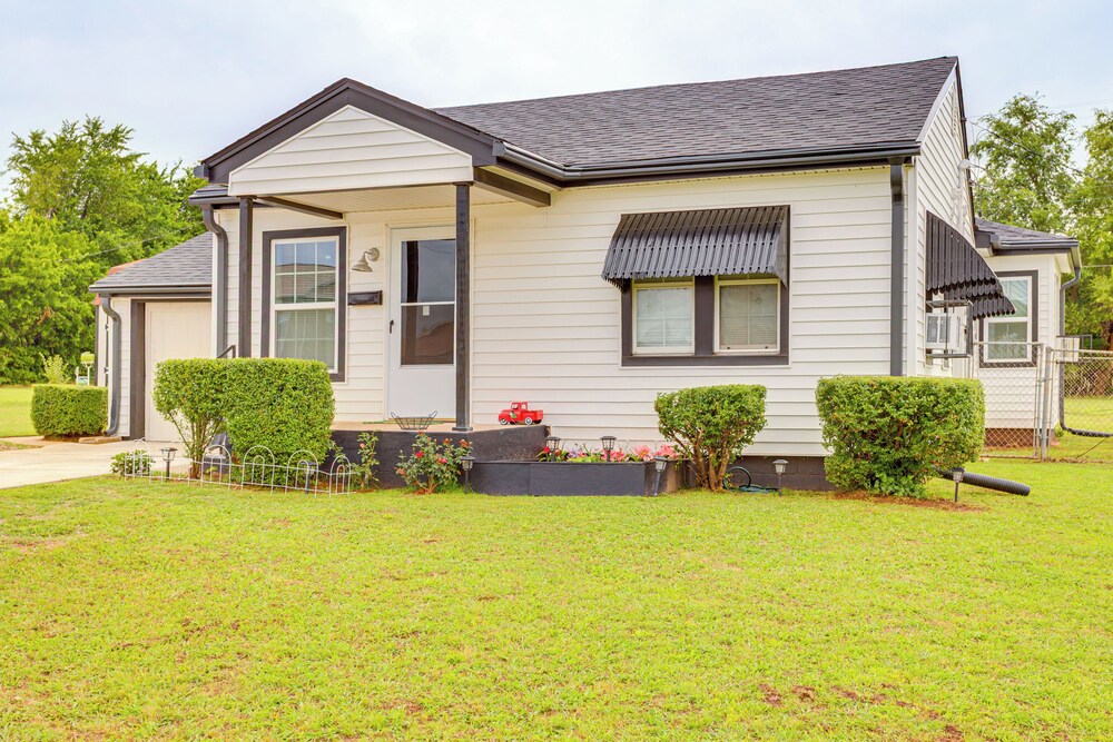 3 Mi to Dtwn Okc: Inviting Home w/ Yard!