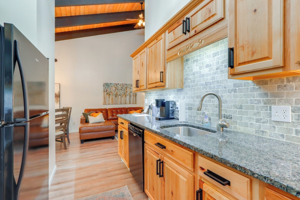 Walk to Twin Lakes: All-season Idaho Condo!