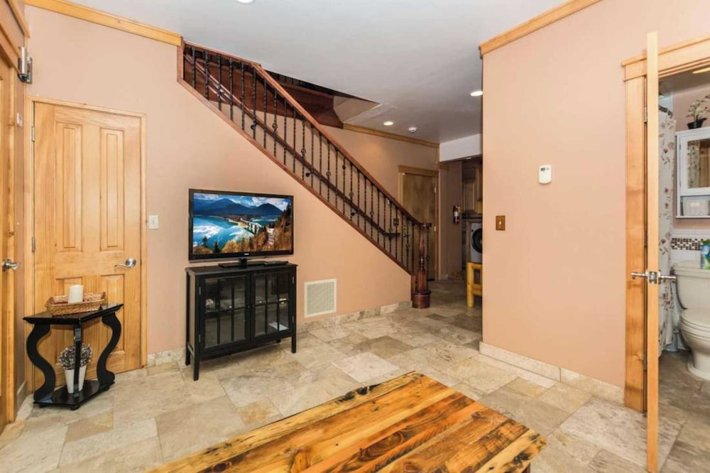 Sleeps 27 2 Homes Near the Lake, Hot Tub + Views Castle Glen Estates