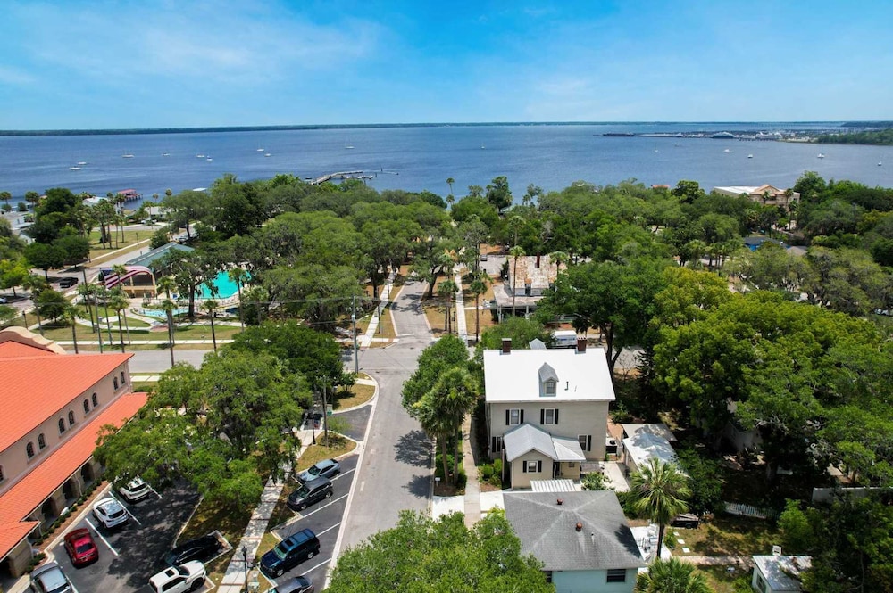Charming Green Cove Historic Home 1st Floor Stay
