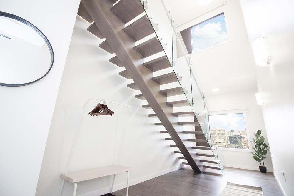 Luxurious 2 bed 2 Bath Penthouse on 23rd Floor PH1 Downtown view 3