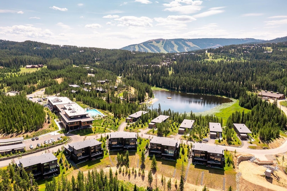 12a Treeline 5 Bedroom Townhouse by Moonlight Basin Lodging view 3