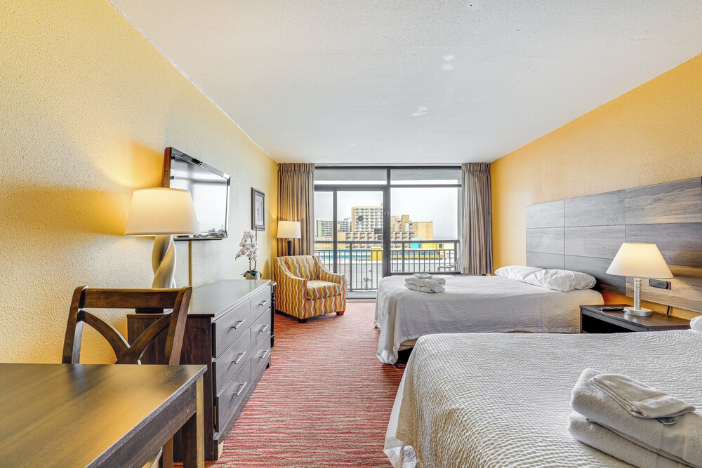 Pools & Spas: Beachfront Studio at Landmark Resort